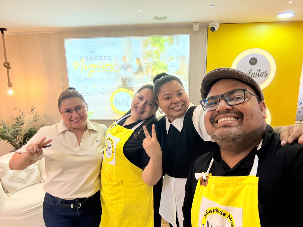 Baristas de Experiencia VINTO con el equipo de Industrias de Moda N&E en su showroom de Medellín durante la temporada de ferias