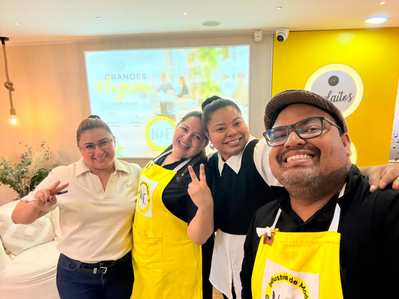 Baristas de Experiencia VINTO con el equipo de Industrias de Moda N&E en su showroom de Medellín durante la temporada de ferias