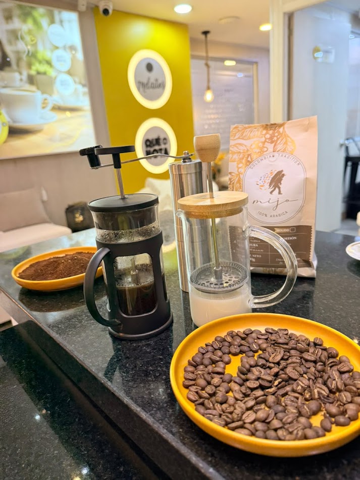 Grano y café preparado de Mijo Café, tostador aliado de Experiencia VINTO en Medellín
