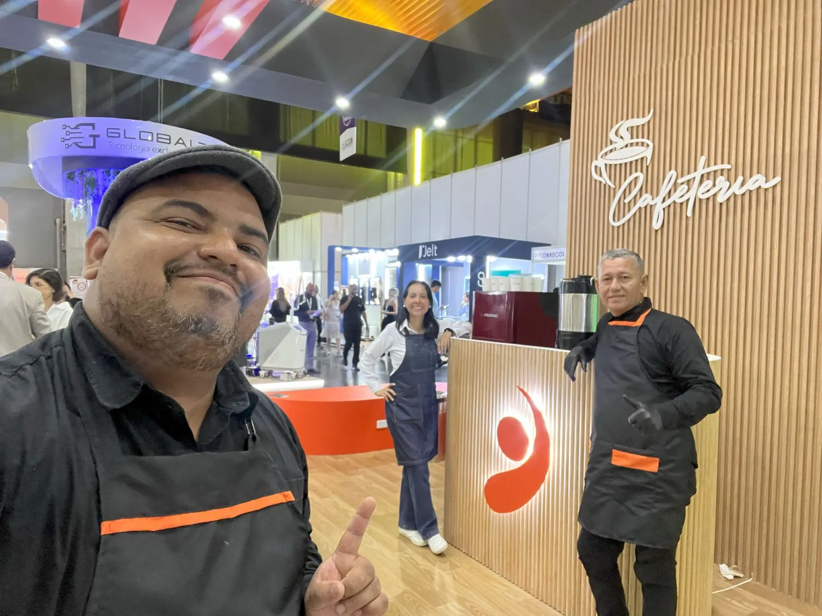 Baristas de Experiencia VINTO junto a la estación de café del congreso de SILIMED en Barranquilla