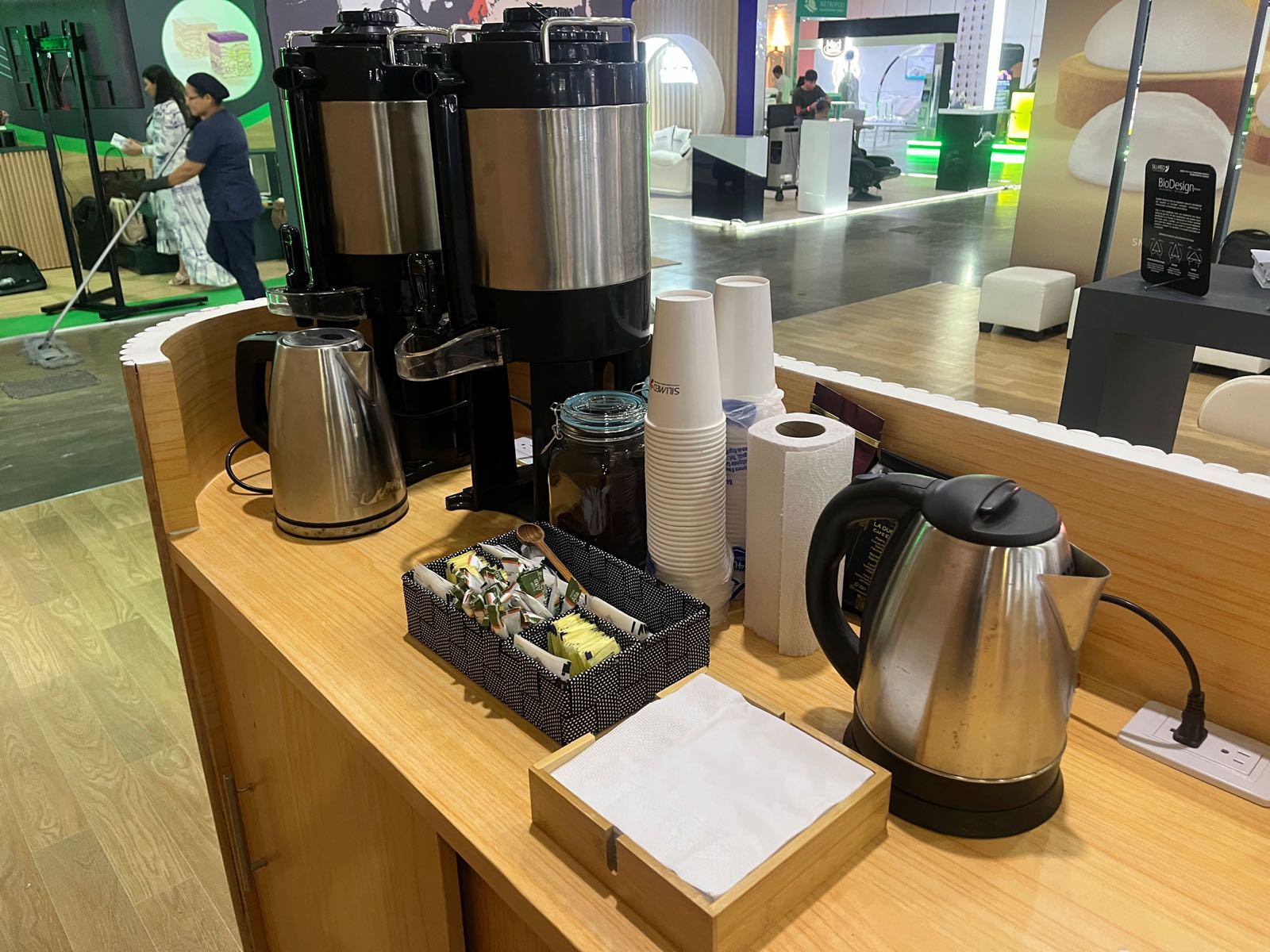 Termos, vasos, hervidores eléctricos y canasta de endulzantes listos en una estación de café de Experiencia VINTO en un congreso en Barranquilla