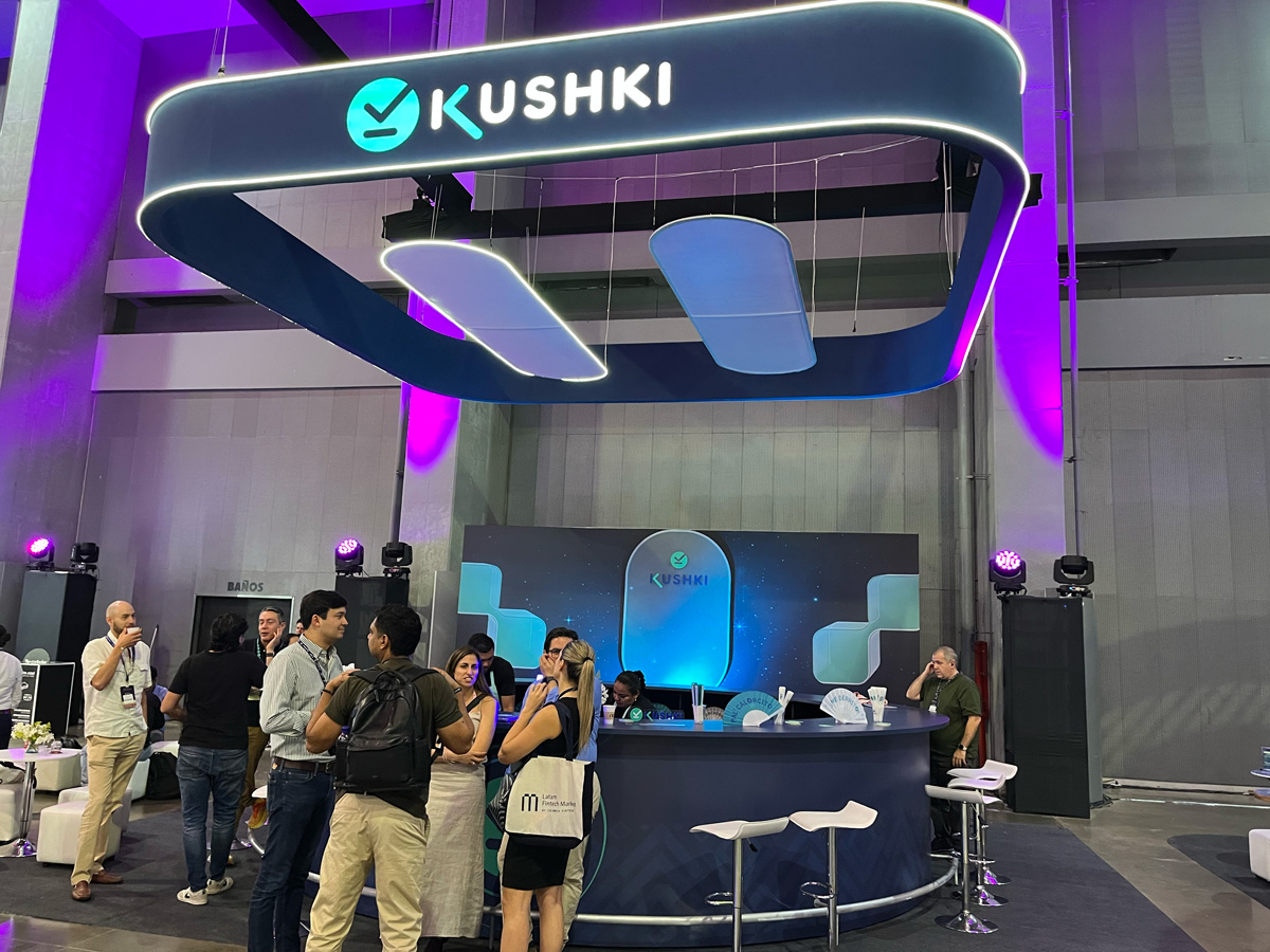 Estación de bebidas de KUSHKI en el summit LATAM Fintech en Barranquilla, operada por Experiencia VINTO