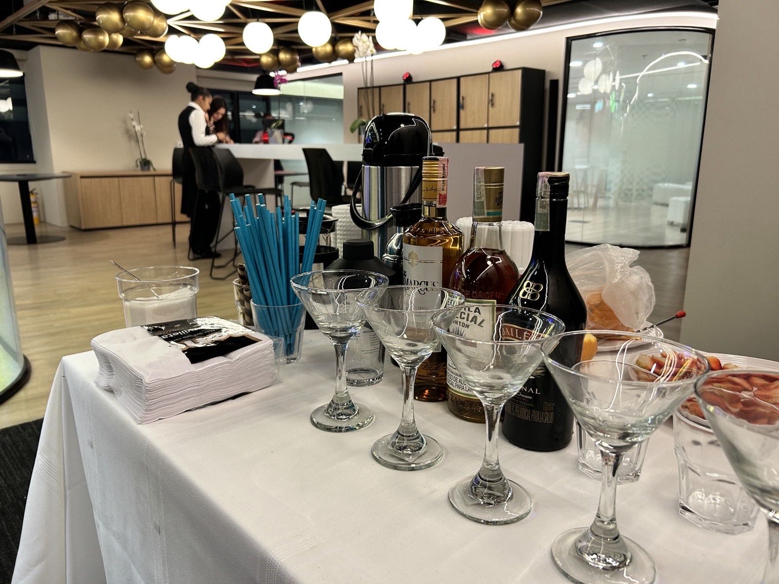 Estación de café y barra de bebidas instalada en la inauguración de unas oficinas corporativas
