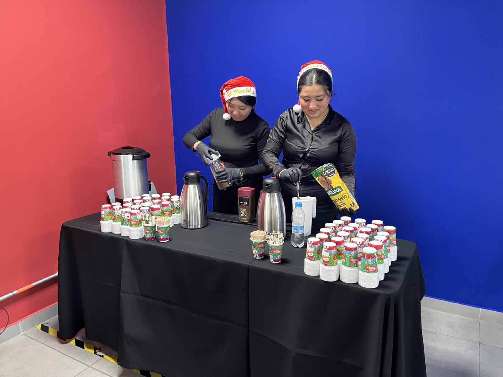 Estación de café en termos con aromáticas para la celebración de fin de año de una empresa
