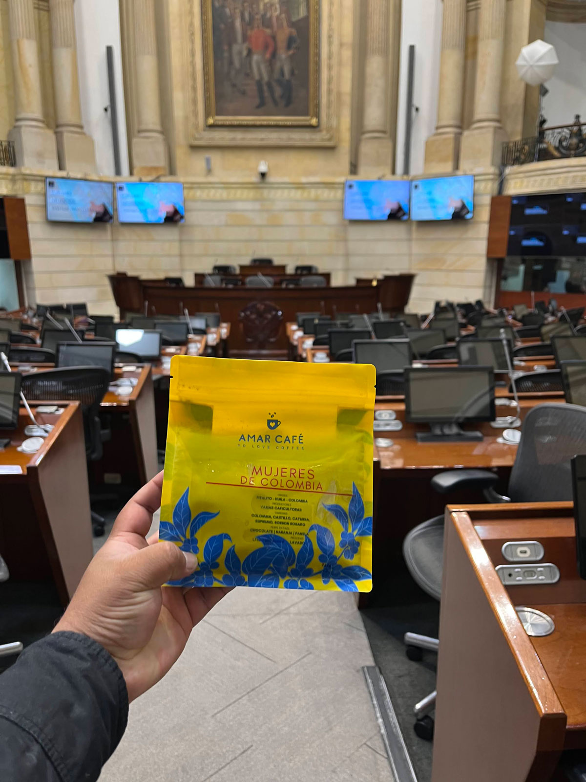 Bolsa de café Amar Café sostenida en el recinto del Congreso de la República en Bogotá