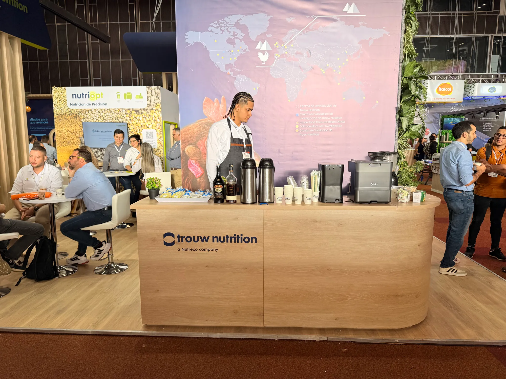 Barista de Experiencia VINTO atendiendo la estación de café al frente del stand de Trouw Nutrition en una feria en Cali