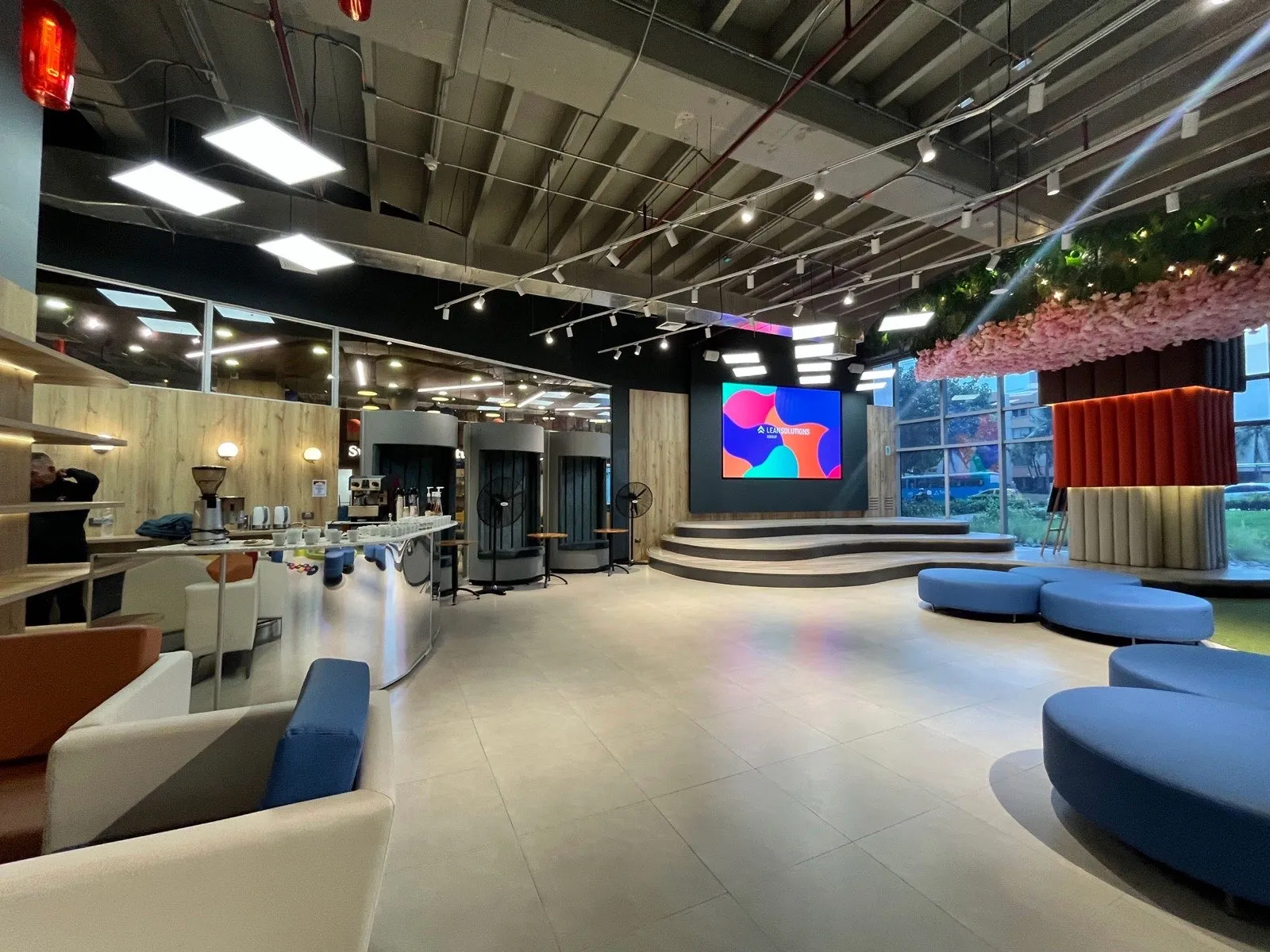 Barra de café con máquina de espresso en la zona social de una oficina corporativa