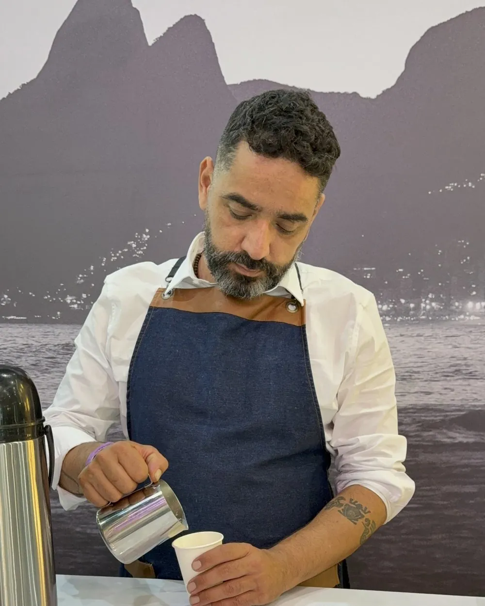 Barista de Experiencia VINTO sirviendo café a asistentes en una estación para eventos