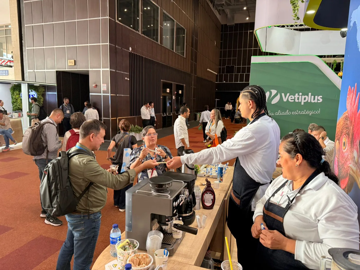 Baristas de Experiencia VINTO sirviendo café a asistentes de una feria corporativa en Cali