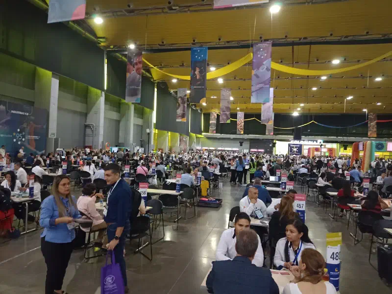 Estación de café de Experiencia VINTO en un evento corporativo a gran escala, foto 11 de 112
