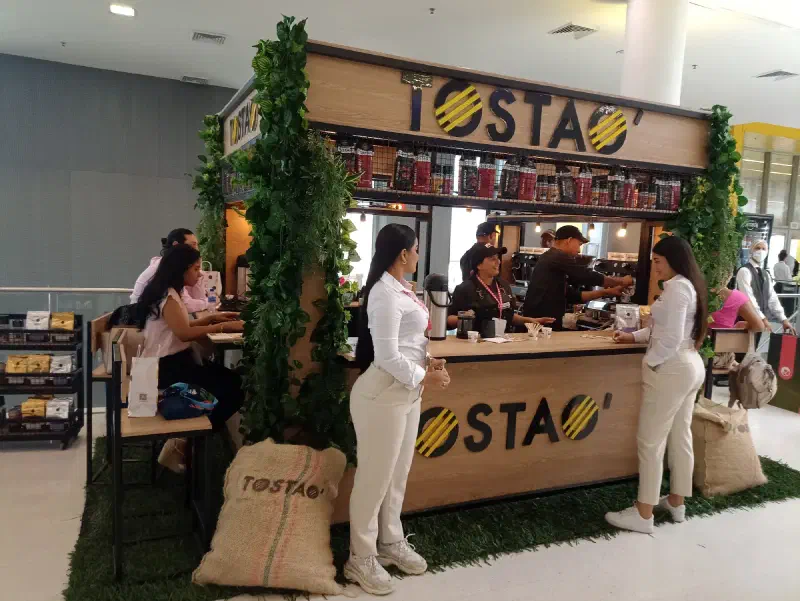 Estación de café de Experiencia VINTO en un evento corporativo a gran escala, foto 12 de 112