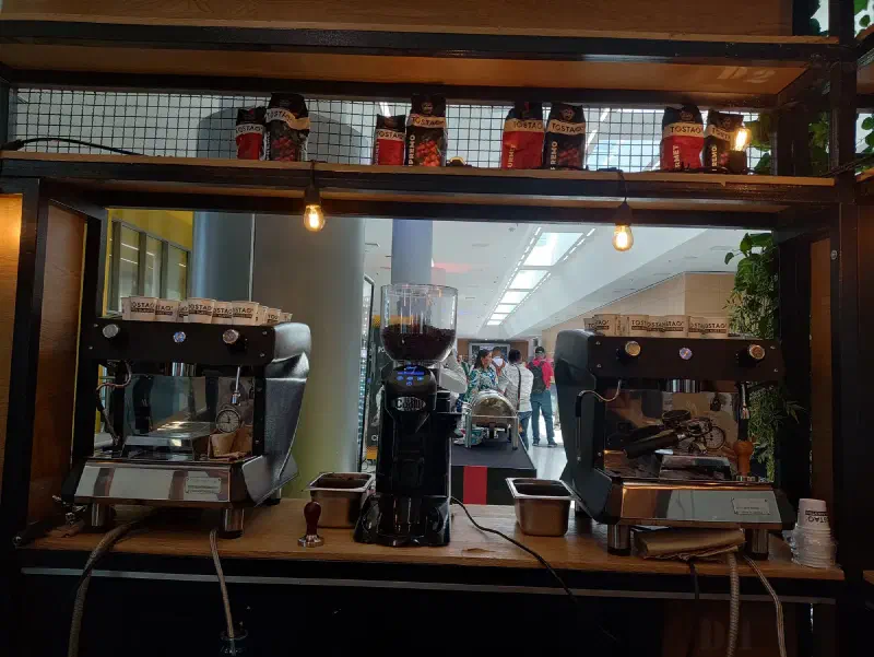 Estación de café de Experiencia VINTO en un evento corporativo a gran escala, foto 13 de 112