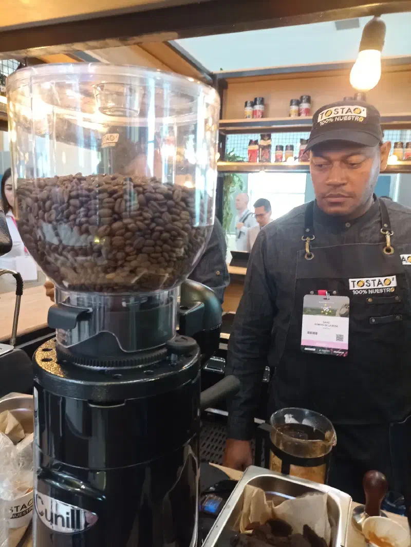Estación de café de Experiencia VINTO en un evento corporativo a gran escala, foto 14 de 112