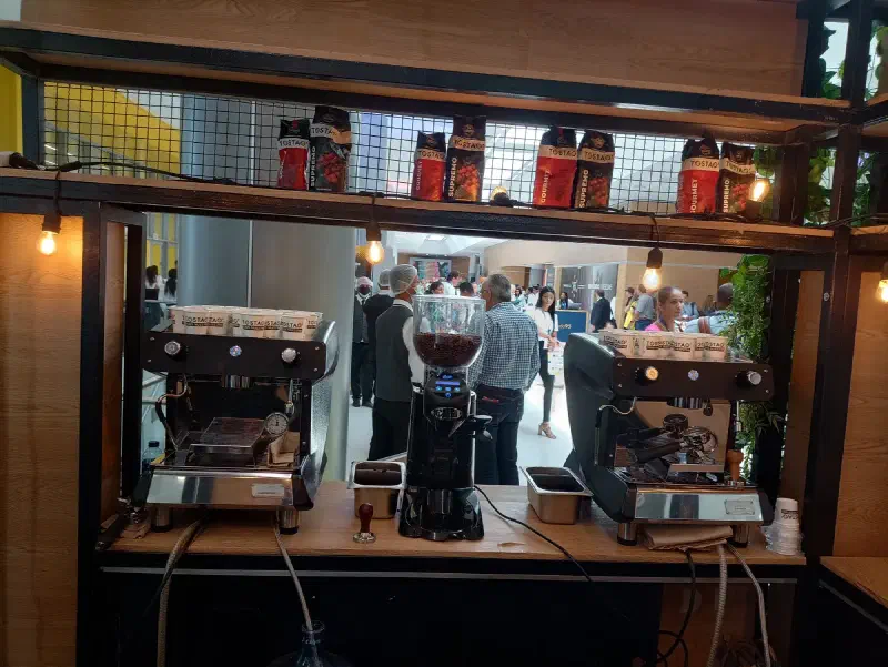 Estación de café de Experiencia VINTO en un evento corporativo a gran escala, foto 15 de 112