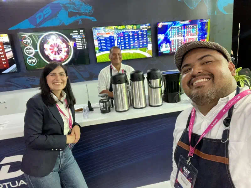 Estación de café de Experiencia VINTO en un evento corporativo a gran escala, foto 16 de 112