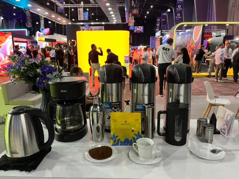 Estación de café de Experiencia VINTO en un evento corporativo a gran escala, foto 17 de 112