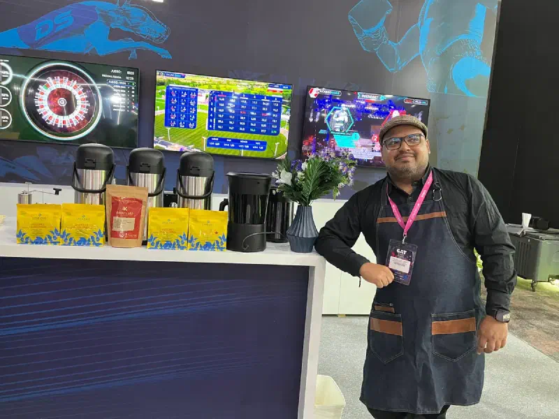 Estación de café de Experiencia VINTO en un evento corporativo a gran escala, foto 19 de 112