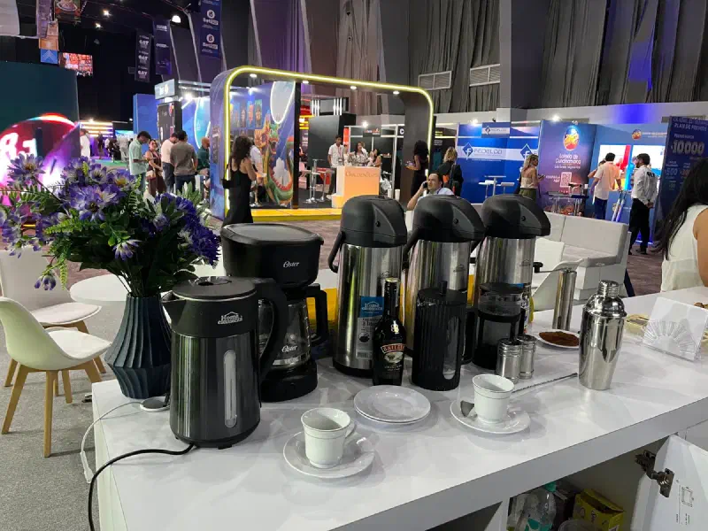 Estación de café de Experiencia VINTO en un evento corporativo a gran escala, foto 20 de 112