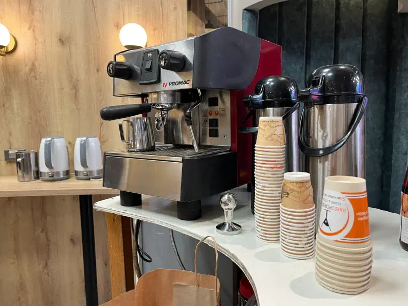 Estación de café de Experiencia VINTO en un evento corporativo en oficinas, foto 2 de 56