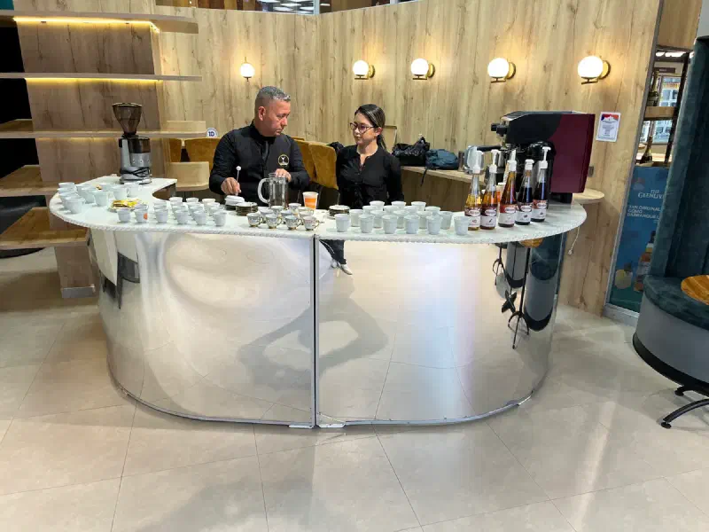 Estación de café de Experiencia VINTO en un evento corporativo en oficinas, foto 3 de 56