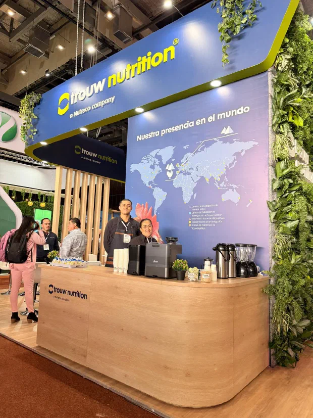 Estación de café de Experiencia VINTO montada dentro de un stand de feria en Cali