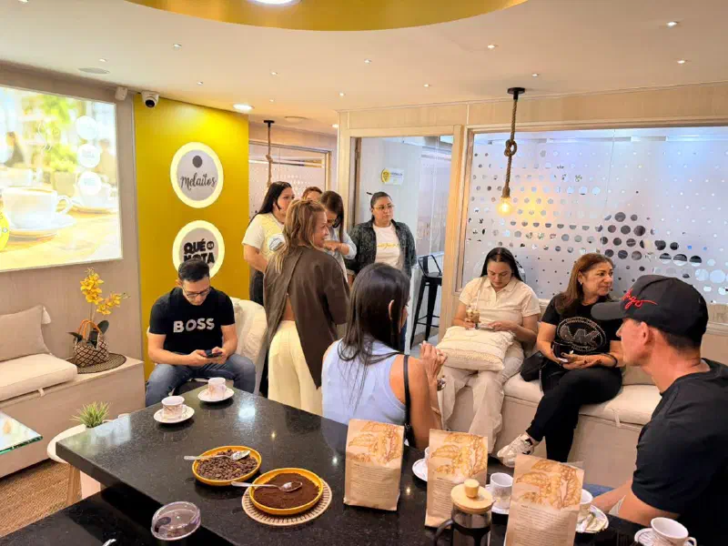 500 bebidas en 5 días: el café que volvió el showroom de Industrias de Moda N&E una sala de negocios - Imagen 1